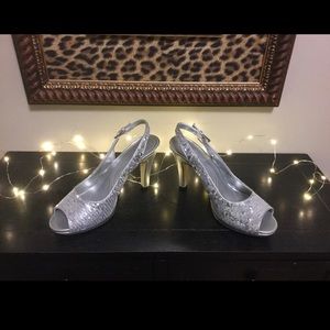 Tahari Silver Sequence Pumps 7.5M